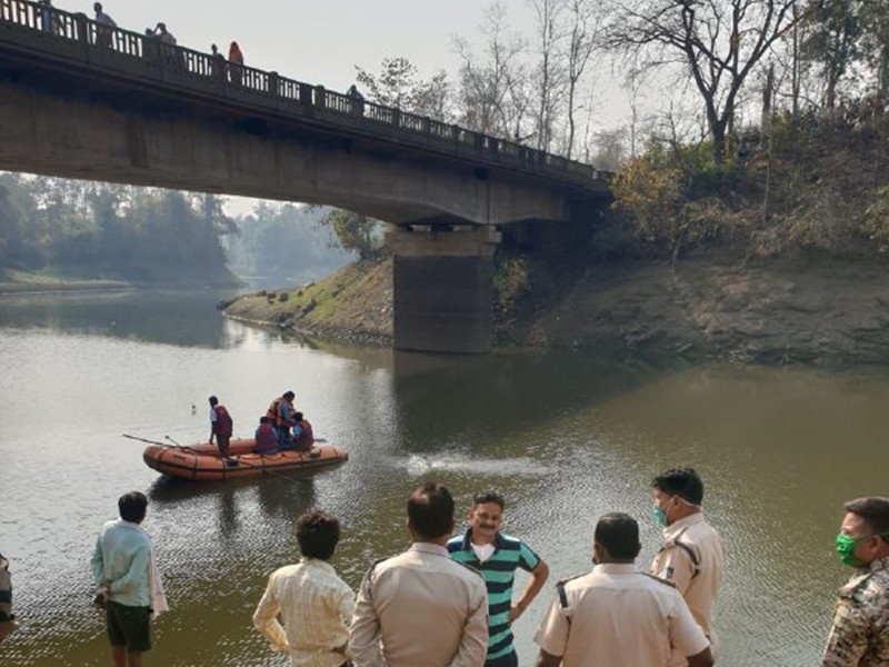 अनियंत्रित होने के कारन पुल को तोड़कर पानी में जा गिरी कार, दो को ही नदी से निकल सके