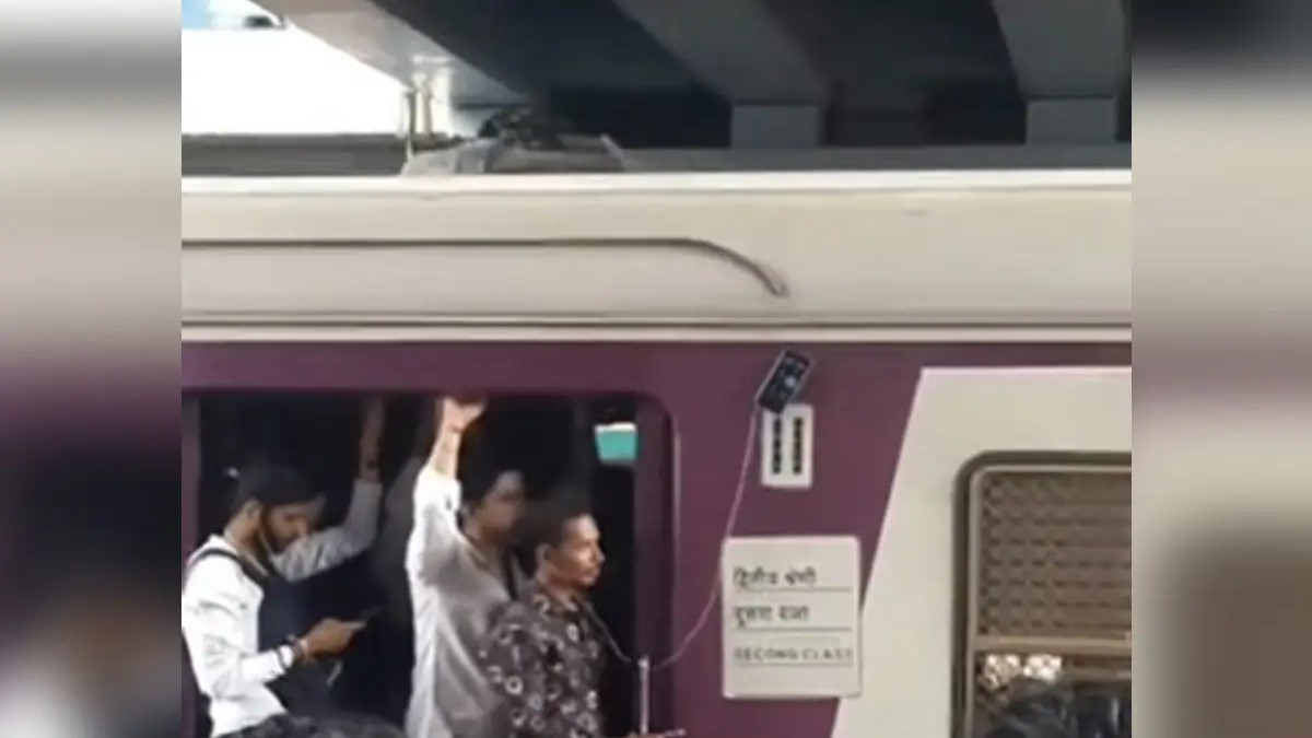 चलती ट्रेन में में शख्स ने मोबाइल रखने का बनाया ऐसा जुगाड़ जिसे देख लोग दंग रह गए, वीडियो हो रहा वायरल