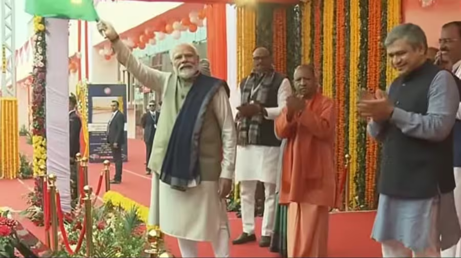 रामनगरी अयोध्या पहुंचे पीएम मोदी ने किया रोड शो, अवधवासियों को देने वाले है बड़ी सौगात