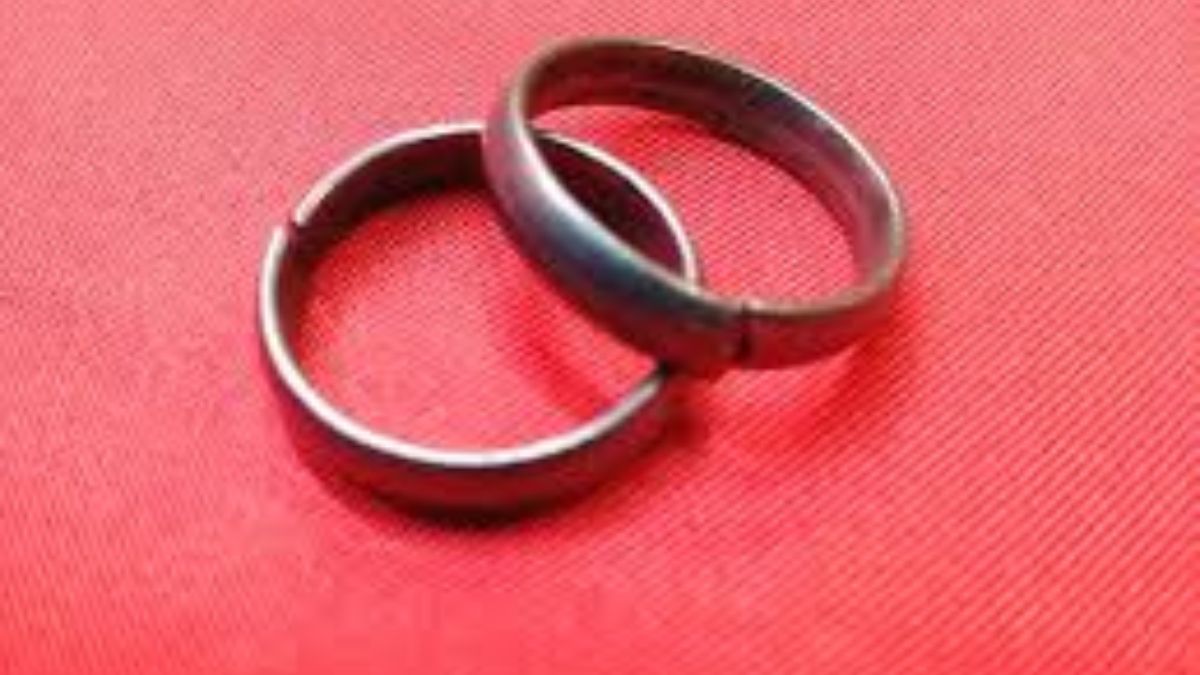 Iron Ring in Astrology: लोहे की अंगूठी पहनने से पहले जान ले इसके फायदे और सावधानियां